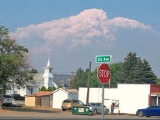 Nubes de fuego amenazan respuesta al quinto incendio más grande registrado en Oregón