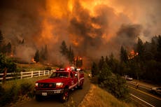 Incendio de California provoca evacuaciones mientras el llamado incendio Bootleg se expande en Oregon