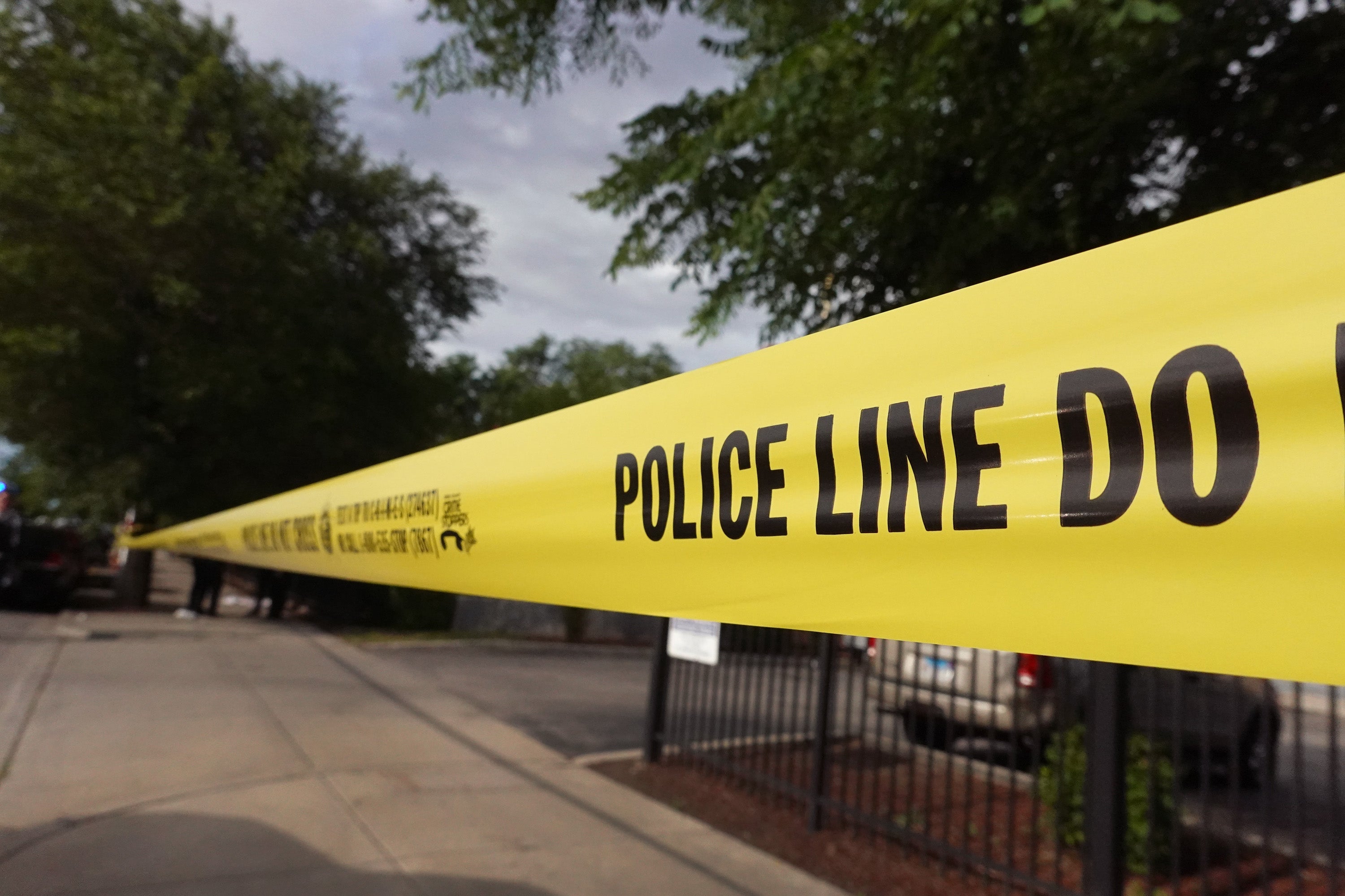 Archivo: cinta policial rodea la escena de un crimen donde tres personas fueron baleadas el 23 de junio de 2021 en Chicago