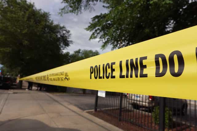 <p>Archivo: cinta policial rodea la escena de un crimen donde tres personas fueron baleadas el 23 de junio de 2021 en Chicago</p>