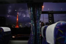 AP Fotos: Los huéspedes olímpicos miran a Tokio desde el bús