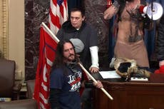 Alborotador del Capitolio que ingresó al Senado recibe una sentencia menor a la esperada por fiscales