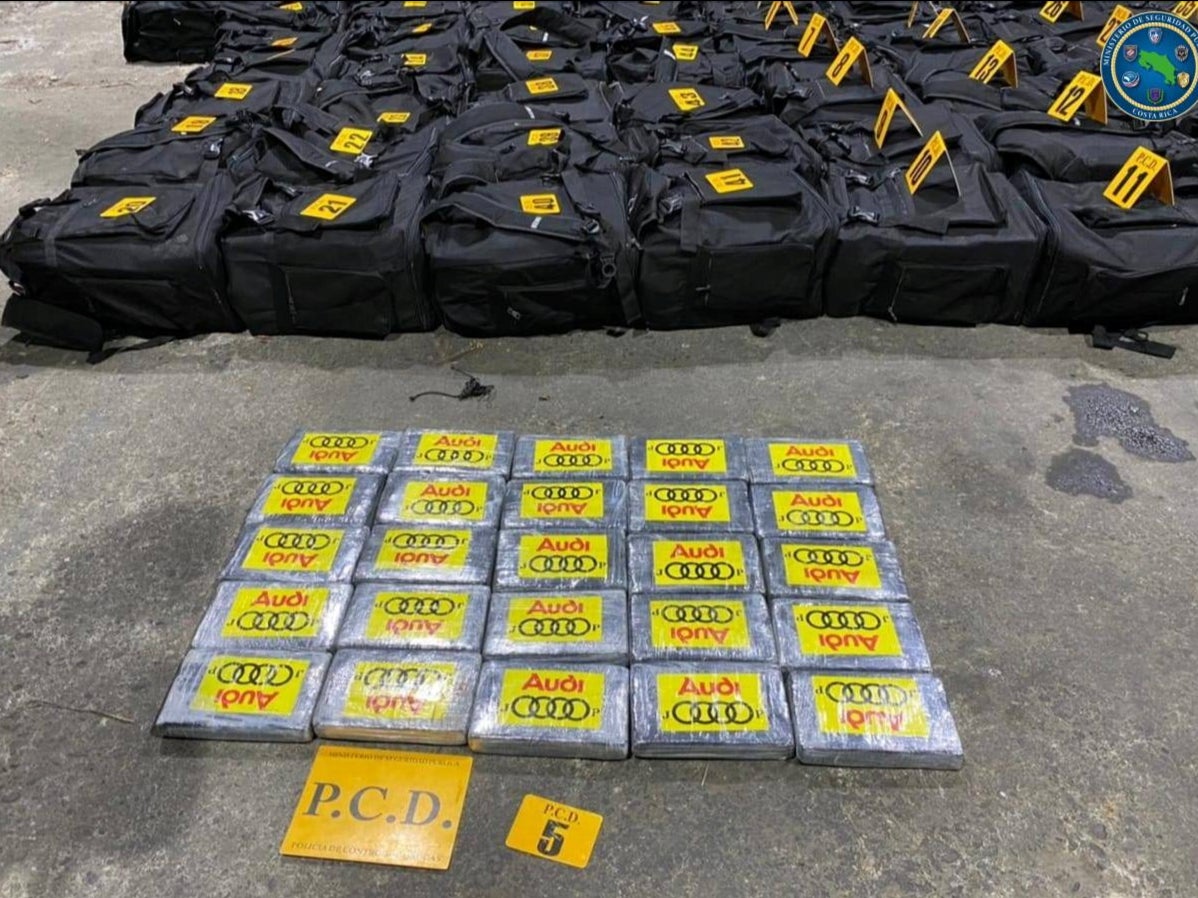 <p>Paquetes que contienen cocaína incautados durante un operativo de la Policía de Control de Drogas donde se encontraron 4,3 toneladas de cocaína escondidas dentro de contenedores transportados en un barco desde Colombia en la costa caribeña de Moín, se muestran en Limón, Costa Rica, en esta fotografía sin fecha obtenida por Reuters el 18 de julio de 2021. Ministerio de Seguridad Pública / Folleto vía REUTERS ATENCIÓN EDITORES - ESTA FOTO FUE PROPORCIONADA POR UN TERCERO. NO HAY REVENTAS. SIN ARCHIVOS</p>