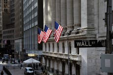 Dow Jones se desploma por el temor a la variante del Delta, mientras Biden pregona los beneficios económicos