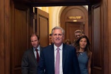 McCarthy amenaza con retirar a los republicanos del comité antidisturbios del capitolio después de que Pelosi rechazara a dos miembros