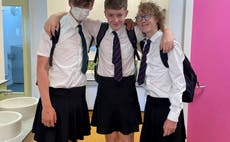 Adolescentes en el Reino Unido usan faldas en la escuela para protestar contra la prohibición de los pantalones cortos durante ola de calor