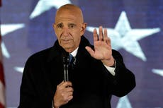 Liberan bajo fianza a aliado de Trump que enfrenta cargos de cabildeo en los Emiratos Árabes Unidos