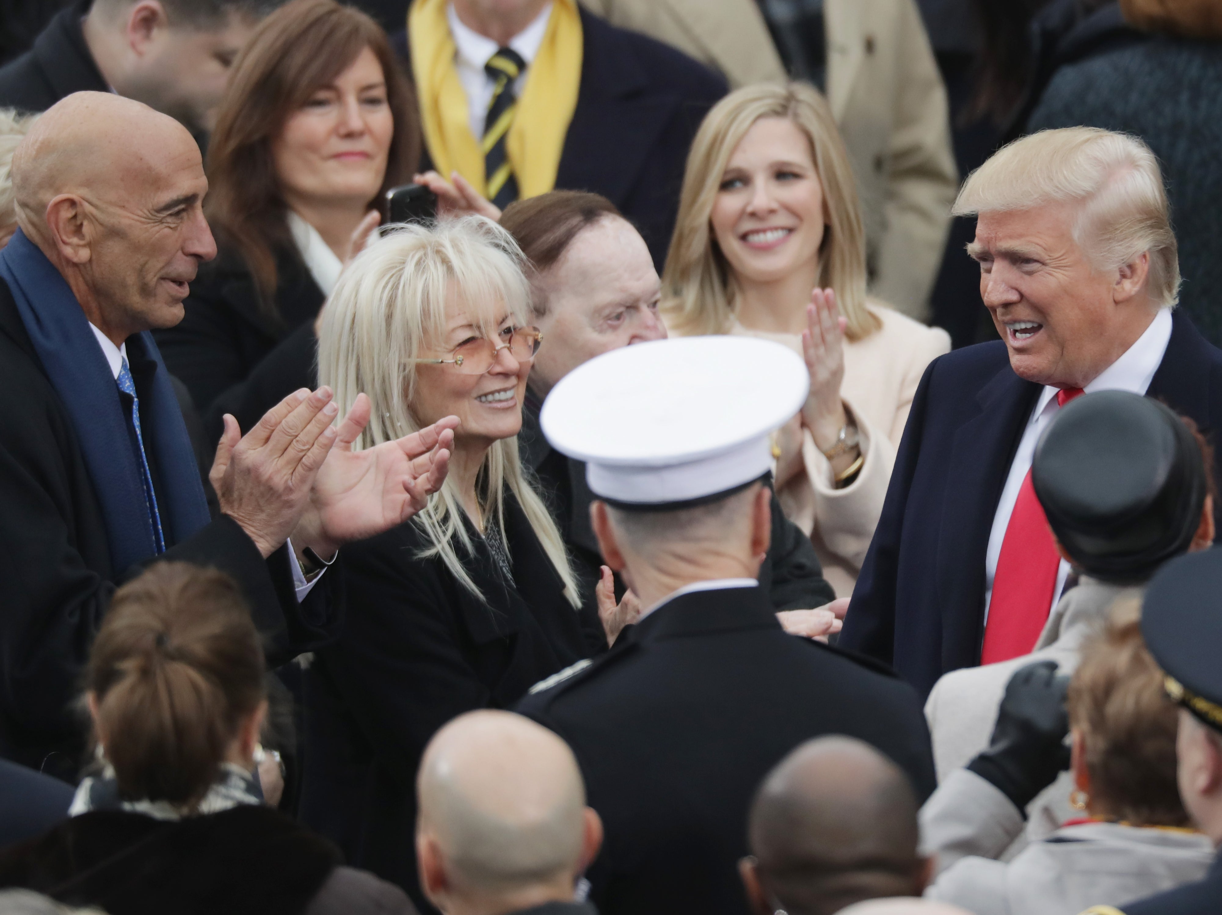 Thomas Barrack, a la izquierda, con Miriam y Sheldon Adelson, saludan a Donald Trump frente al Capitolio de los Estados Unidos el día de su toma de posesión como presidente, el 20 de enero de 2017.