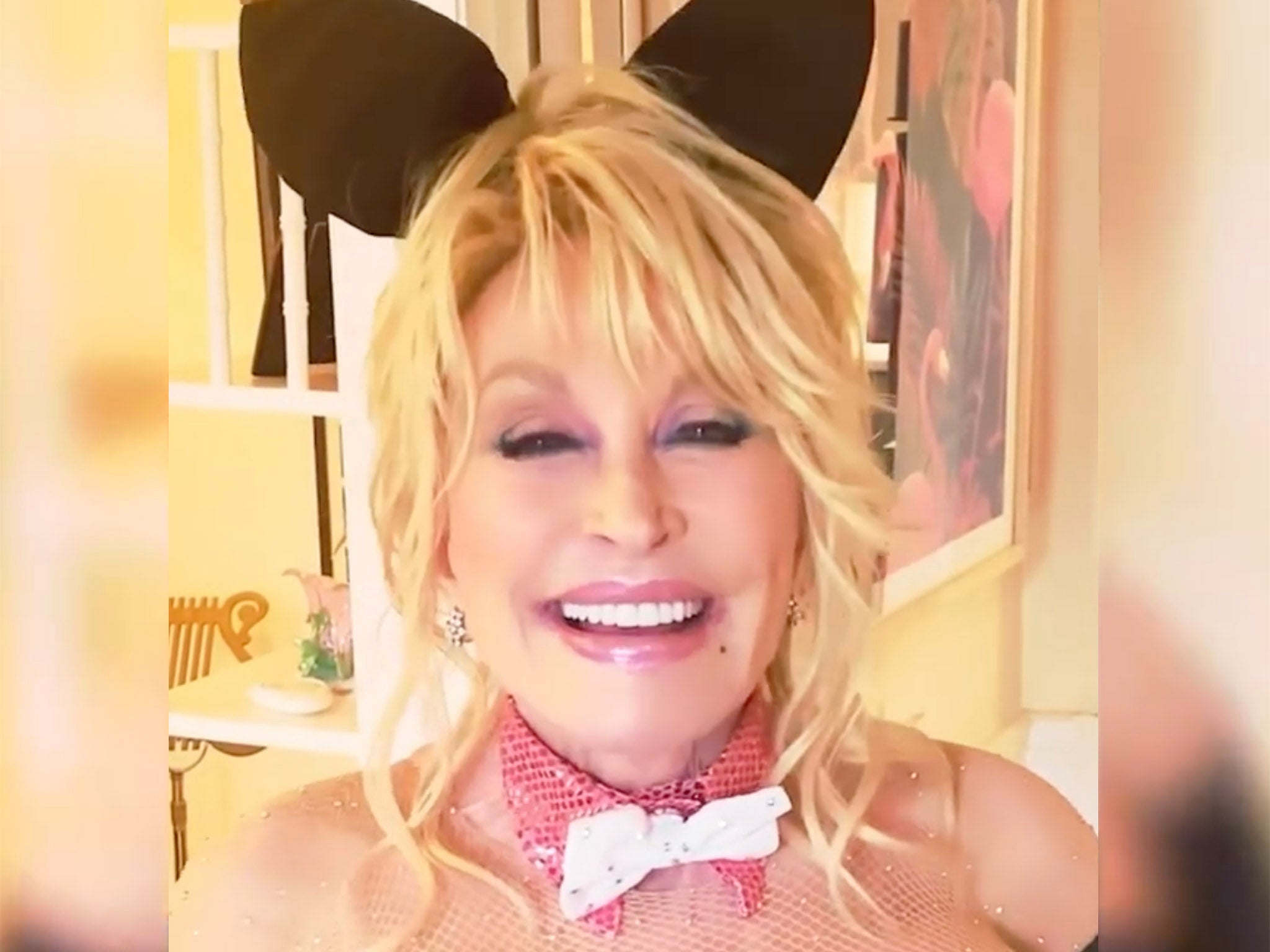 Dolly Parton anuncia que ha recreado su portada vintage de 'Playboy' a los 75 años
