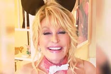 Dolly Parton comparte un raro vistazo de su esposo Carl mientras recrea su sesión de Playboy de 1978