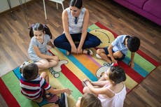 Limitaciones en cuidados infantiles tienen atrapadas en el trabajo a madres de Reino Unido