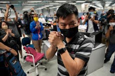 Policía de Hong Kong arresta a exeditor de medio Apple Daily