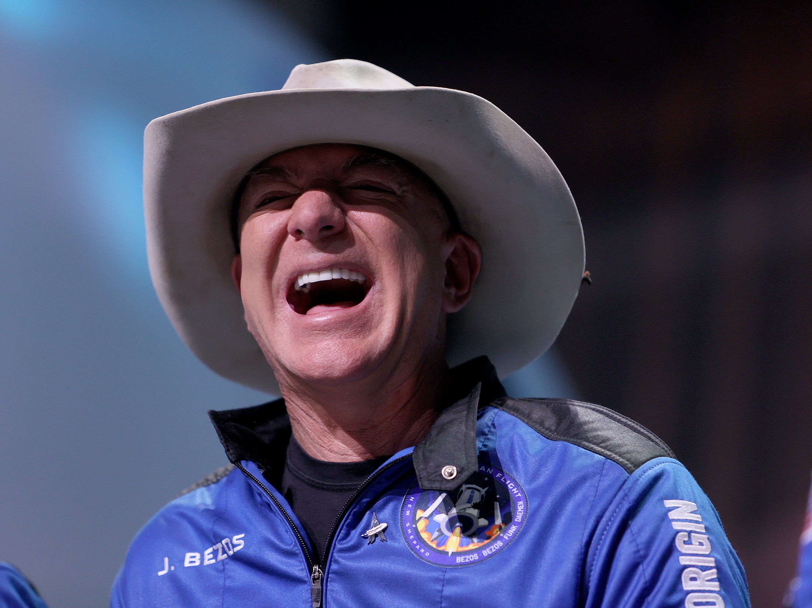 Trabajadores y clientes de Amazon critican a Jeff Bezos luego de que les agradece financiar viaje espacial
