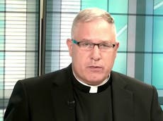 Renuncia alto funcionario de la Iglesia Católica después de informes de que usó Grindr y visitó bares gay