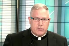 Renuncia alto funcionario de la Iglesia Católica después de informes de que usó Grindr y visitó bares gay