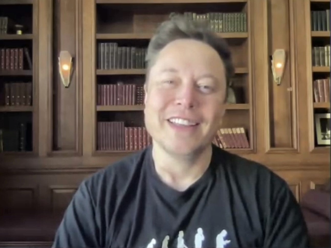 Elon Musk revela que SpaceX posee bitcoin y no tiene planes de vender