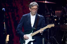 Eric Clapton dice que no tocará en lugares que requieran pasaporte de vacuna