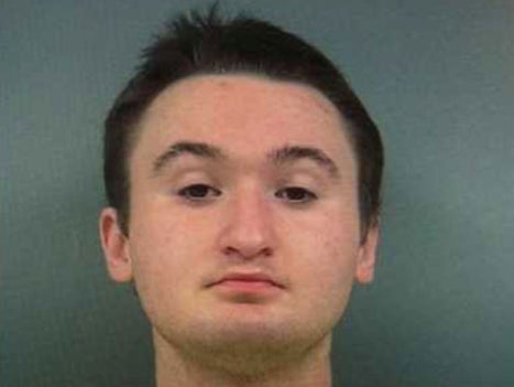 Joven es acusado de planear tiroteos masivos contra hermandades de mujeres