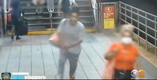 Captan en video a hombre dando un puñetazo a una mujer de 60 años en andén del metro de Nueva York