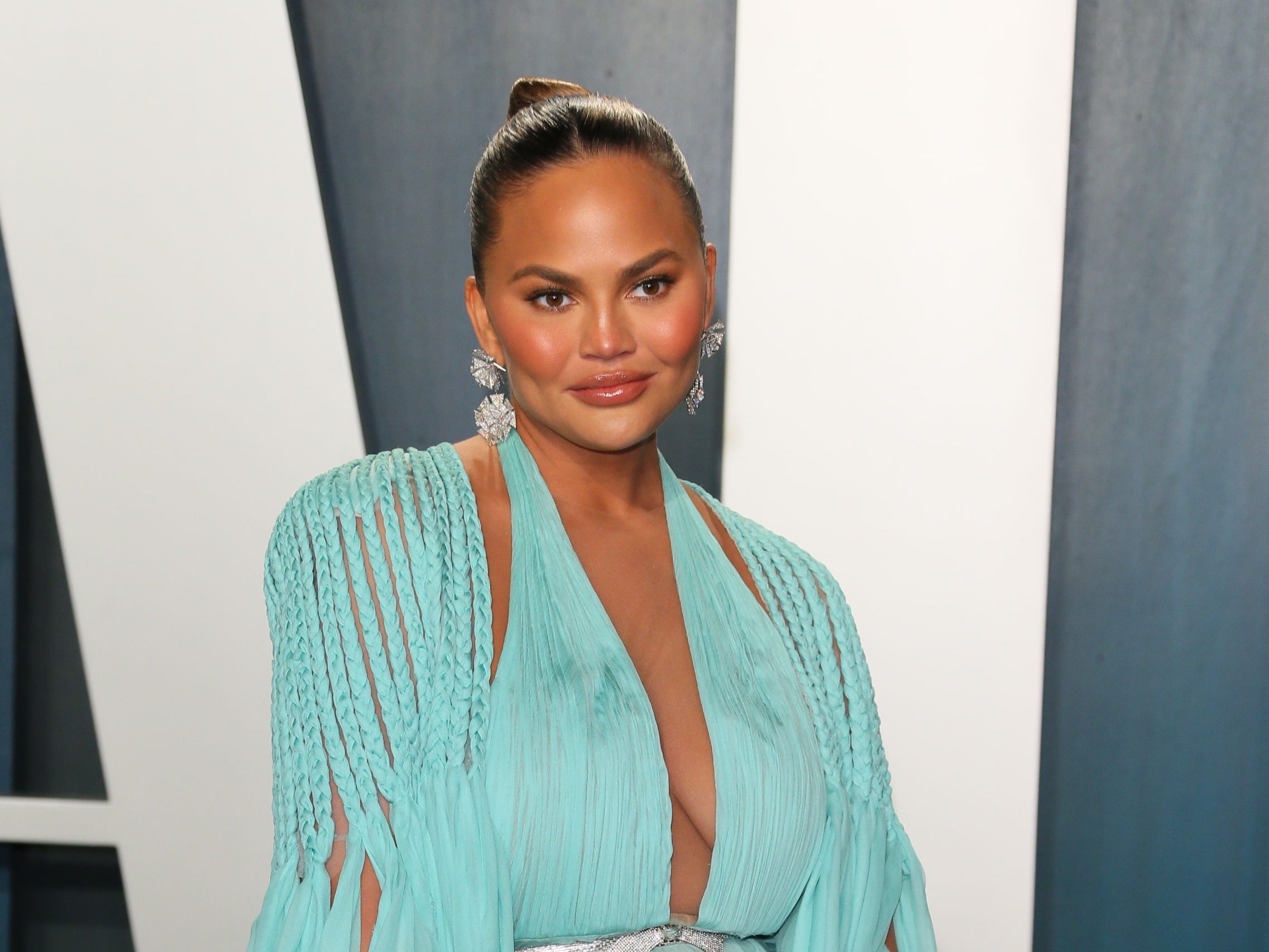 Chrissy Teigen comparte las cartas que recibió de fanáticos luego de la pérdida de su embarazo