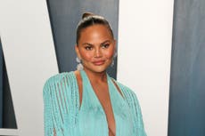 Chrissy Teigen comparte las cartas que recibió de fanáticos luego de la pérdida de su embarazo