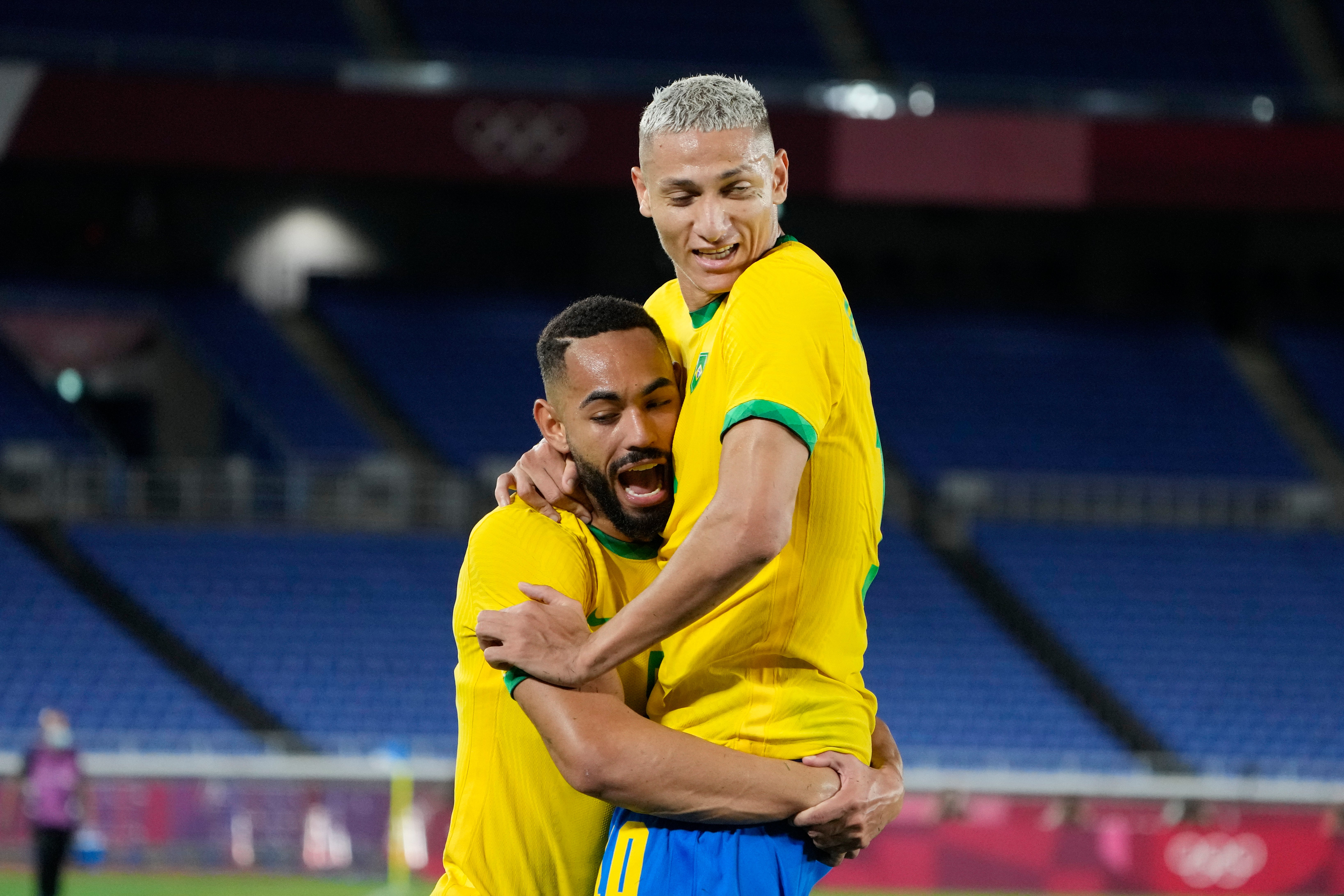 Richarlison de Andrade, derecha, de Brasil celebra anotar el tercer gol de su equipo contra Alemania durante un partido de fútbol masculino en los Juegos Olímpicos de Verano de 2020, el jueves 22 de julio de 2021, en Yokohama, Japón.
