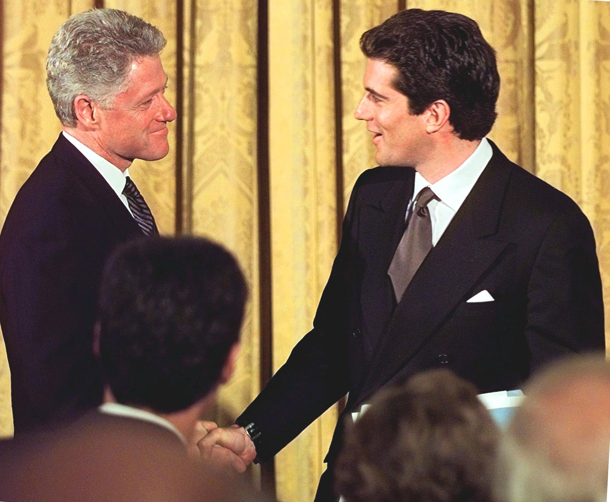 John F. Kennedy con el presidente Bill Clinton en la Casa Blanca, en 1998