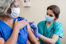 Trabajadores de salud de la ciudad de Nueva York necesitarán vacunarse o hacerse pruebas semanales de Covid, dice el alcalde Bill de Blasio