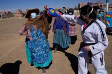 Taekwondo empodera a indígenas bolivianas contra violencia