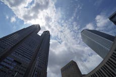 Suga recibe a CEO de Pfizer para tratar de asegurar vacunas