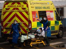 Se pide a hospitales que detengan retrasos “catastróficos” de ambulancias mientras pacientes mueren en filas