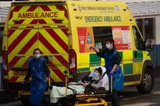 Se pide a hospitales que detengan retrasos “catastróficos” de ambulancias mientras pacientes mueren en filas
