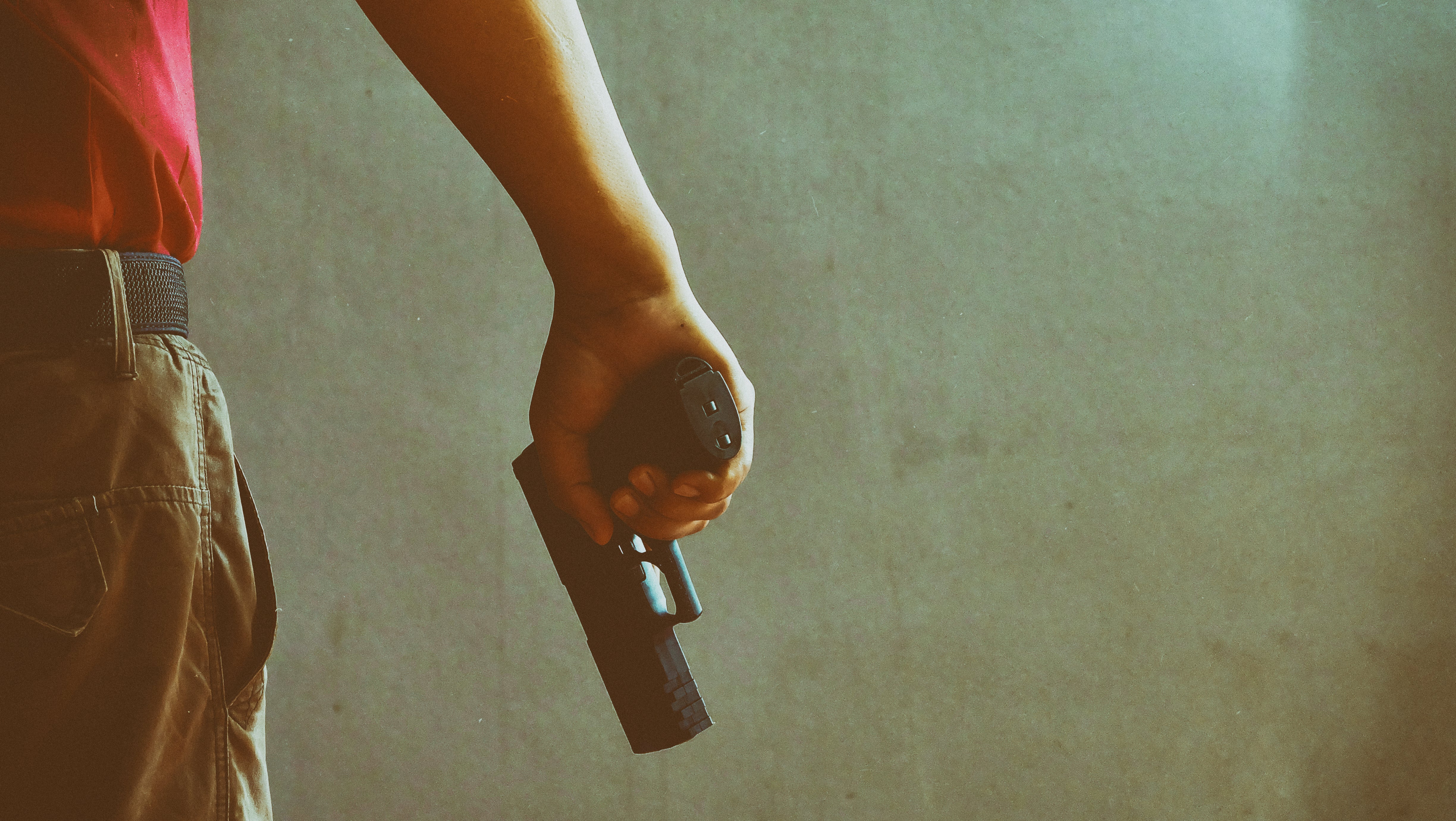 Adolescente se mete a una casa para visitar a una joven y le dispara al padre de la misma