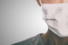 Paciente con cáncer de mama es golpeada e insultada por activistas que protestaban por la política de cubrebocas