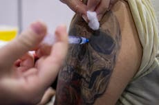 Decenas de antivacunas acusan discriminación en Chile