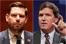 El demócrata Eric Swalwell muestra mensajes de Tucker Carlson llamándolo ‘cobarde’