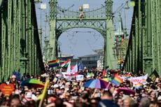 Miles marchan en desfile LGBTQ de Hungría para protestar ley