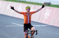 Tokio: Annemiek van Vleuten, segundo lugar, celebra por error victoria en la prueba de ciclismo de ruta