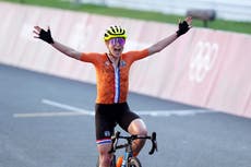 Tokio: Annemiek van Vleuten, segundo lugar, celebra por error victoria en la prueba de ciclismo de ruta