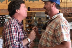 Hombre confronta a Tucker Carlson en una tienda de pesca de Montana: “Eres el peor ser humano”