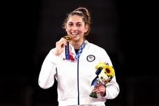 El comité de los Juegos Olímpicos insta a los atletas a que dejen de morder las medallas hechas con materiales reciclados