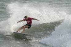 Favoritos caen, tormenta cercana mejora las olas en surf 