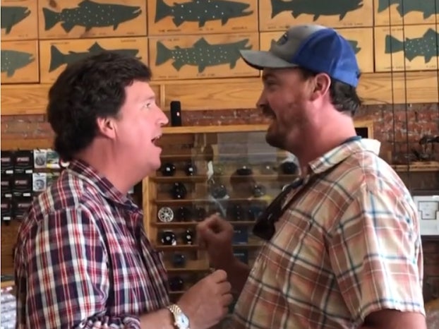 Fox News es blanco de burlas por quejarse de “emboscada inexcusable” a Tucker Carlson