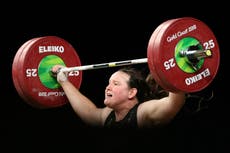 Pesista trans da las gracias al COI tras competir en Tokio