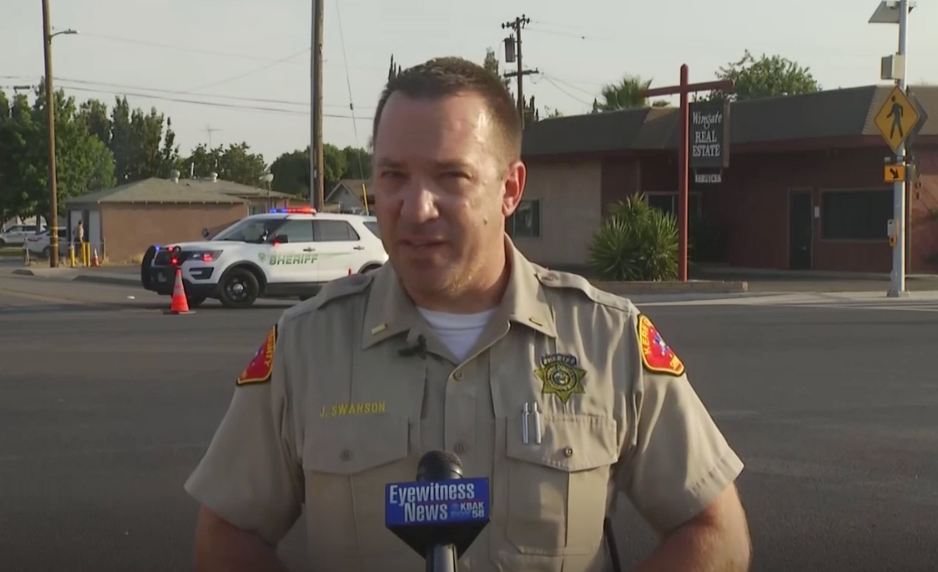 El teniente Joel Swanson, de la Oficina del Sheriff del condado de Kern, informa a los reporteros sobre un tiroteo en Wasco, California.