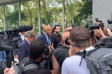 “Es nuestra democracia, no la suya”: Un socio de Trump es abucheado mientras se declara inocente