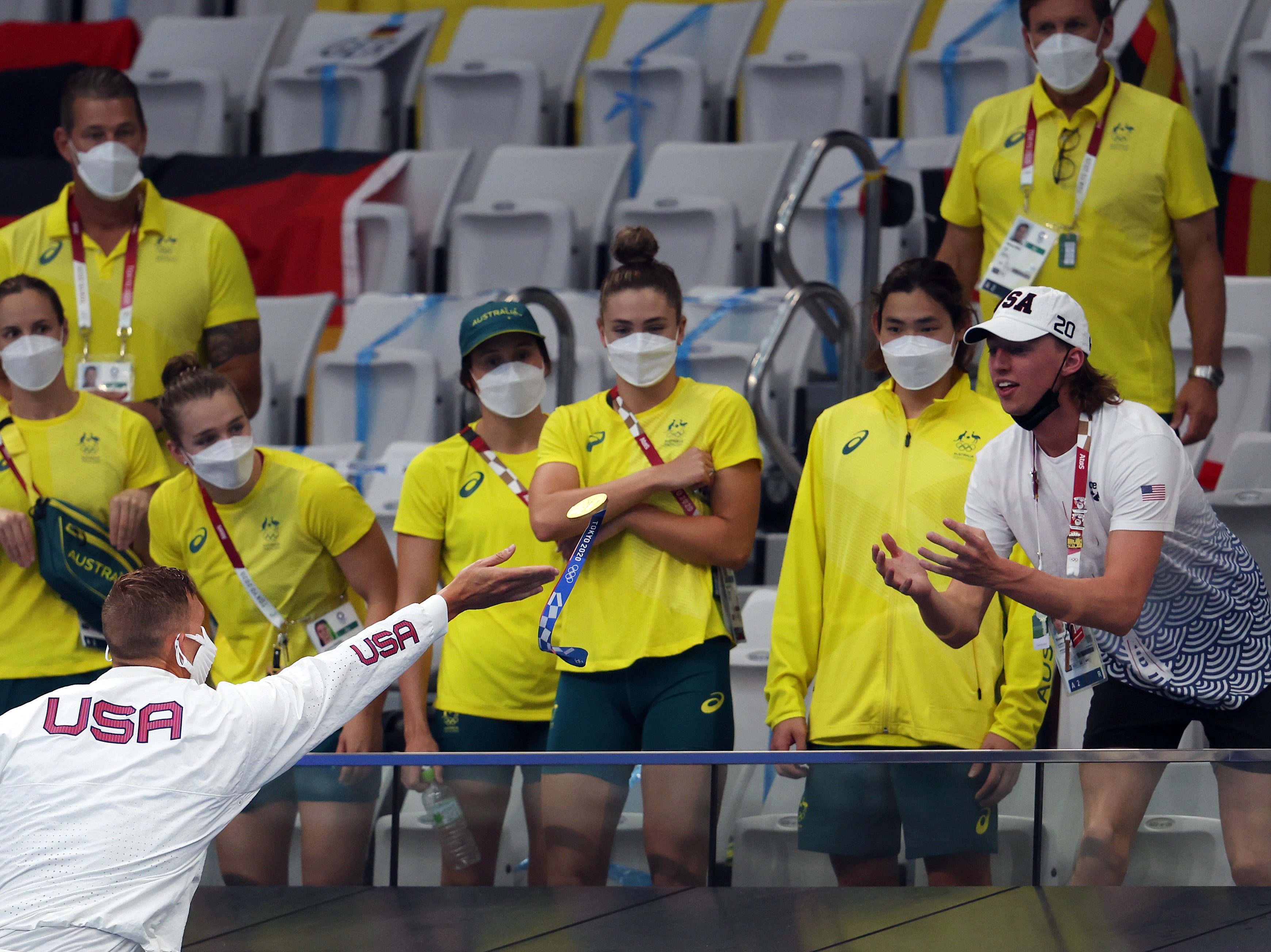 Tokio 2020: nadador lanza medalla de oro a su compañero de equipo que no pudo competir