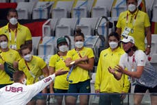 Tokio 2020: nadador lanza medalla de oro a su compañero de equipo que no pudo competir