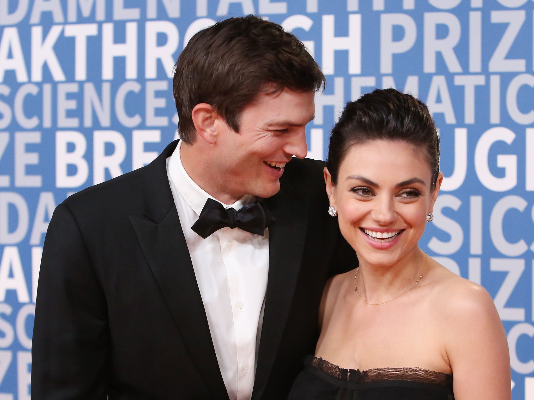 Mila Kunis y Ashton Kutcher comparten sus hábitos en la ducha: solo bañan a sus hijos cuando ‘se les ve la suciedad’