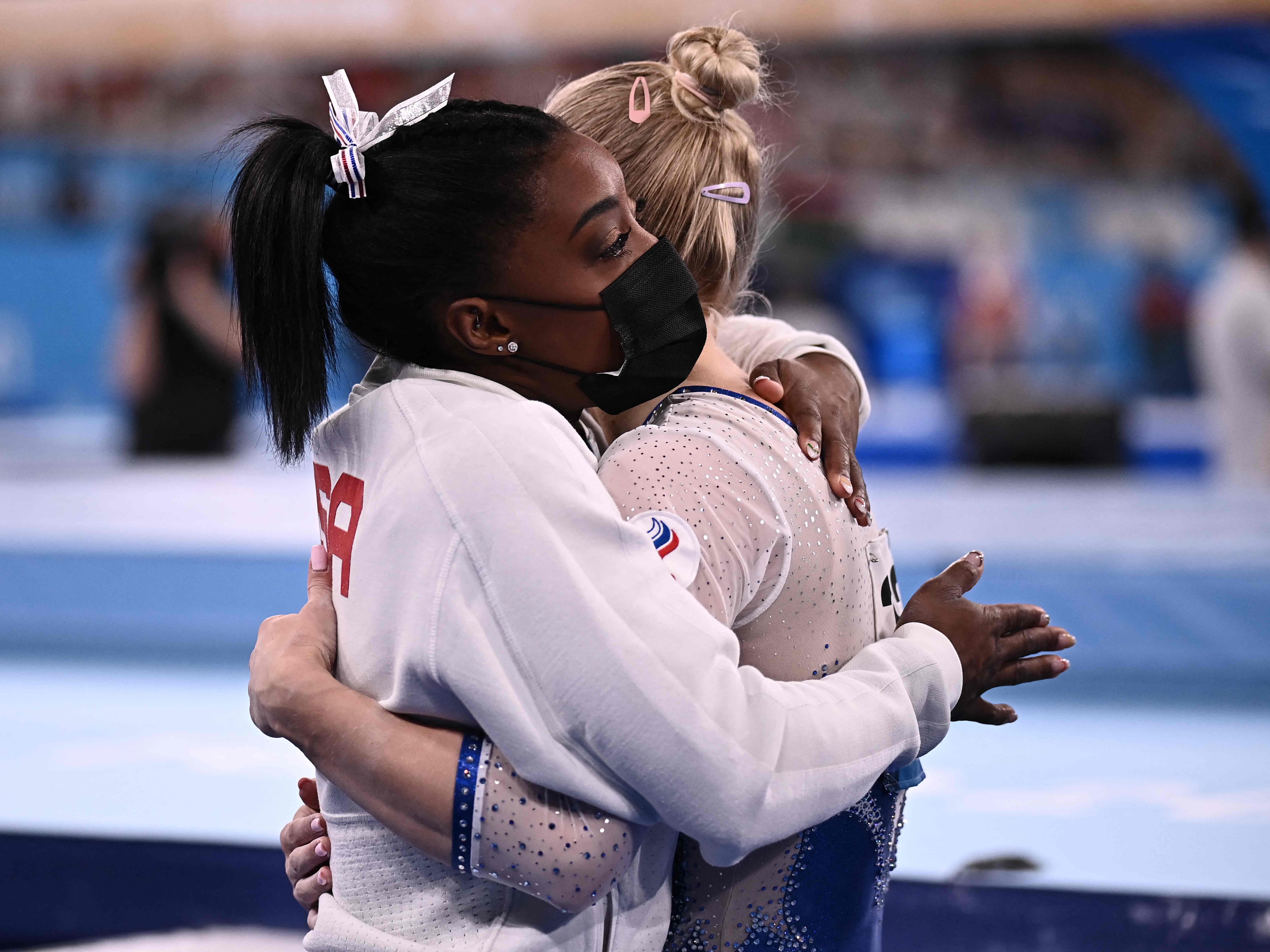 Tokio 2020: Simone Biles se retira de la final de gimnasia por equipos y es inundada de apoyo